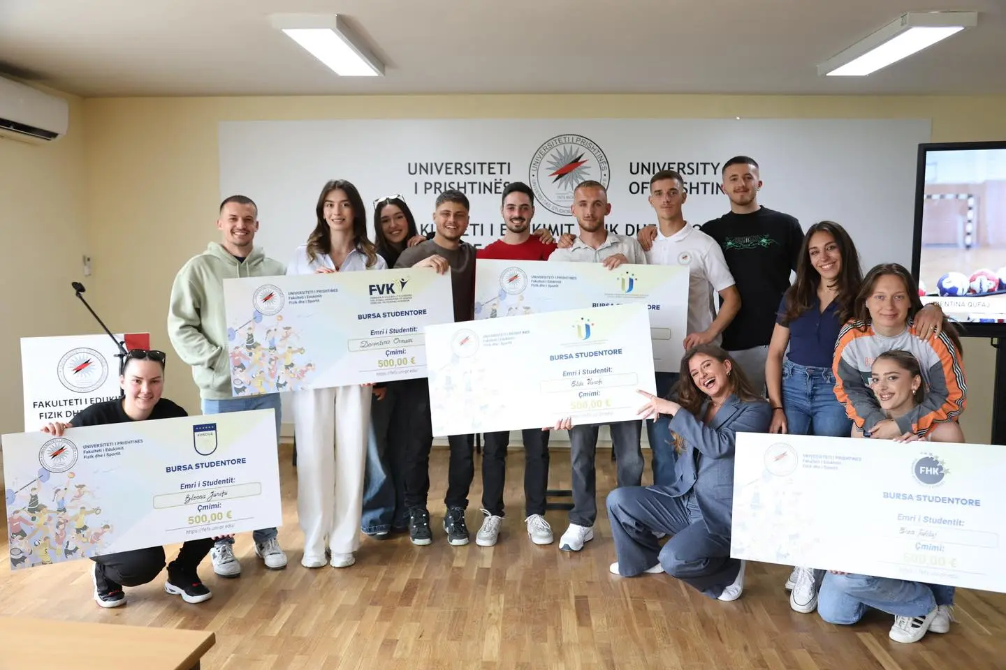 Ndahen bursat për studentët